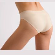 Saumattomat alushousut Intermezzo :lta. Joustavat ja litteäsaumaiset alushousut sopivat erinomaisesti kisa- ja esiintymispukujen alle.
