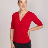 Paita on laskeutuvaa, kevyttä ja hengittävää materiaalia. V- kaula aukko, sivussa rypytys.