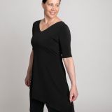 Tunika viistohelmalla BL omaa mallistoa! Kaunista, hengittävää ja laskeutuvaa micropoli kangasta.