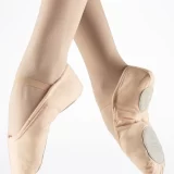 Baletin harjoitustossu lapsille ja nuorille Sansha :lta. Kankainen baletin harjoitustossu, jossa on yksi kuminauha valmiiksi ommeltuna jalkapöydän ylitse.