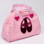 Capezio Pretty Tote on suloinen ja käytännöllinen laukku pienille ballerinoille. Käännettävä paljettikoristelu, tilava sisus ja kevyt rakenne tekevät siitä täydellisen laukun balettitunneille, harrastuksiin ja vapaa-aikaan.