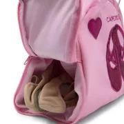 Capezio Pretty Tote on suloinen ja käytännöllinen laukku pienille ballerinoille. Käännettävä paljettikoristelu, tilava sisus ja kevyt rakenne tekevät siitä täydellisen laukun balettitunneille, harrastuksiin ja vapaa-aikaan.