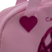 Capezio Pretty Tote on suloinen ja käytännöllinen laukku pienille ballerinoille. Käännettävä paljettikoristelu, tilava sisus ja kevyt rakenne tekevät siitä täydellisen laukun balettitunneille, harrastuksiin ja vapaa-aikaan.