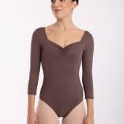 Balettipuku Dua, Intermezzo.lta on valmistettu Espanjassa. Klassisessa puvussa on edessä ja takana säädettävä rypytys. Sweetheart neckline ja etuvuoritus.
