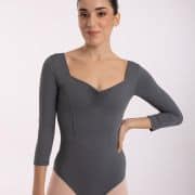 Balettipuku Dua, Intermezzo.lta on valmistettu Espanjassa. Klassisessa puvussa on edessä ja takana säädettävä rypytys. Sweetheart neckline ja etuvuoritus. Kolmasneljäs osa hihat. Napakkaa, mutta pehmeää meryl lycraa.