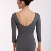 Balettipuku Dua, Intermezzo.lta on valmistettu Espanjassa. Klassisessa puvussa on edessä ja takana säädettävä rypytys. Sweetheart neckline ja etuvuoritus. Kolmasneljäs osa hihat. Napakkaa, mutta pehmeää meryl lycraa.