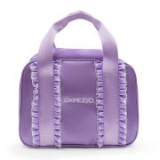 Capezio Eloise Ruffle Dance Bag on suloinen ja käytännöllinen tanssilaukku pienille ballerinoille. Röyhelöyksityiskohta, säädettävä olkahihna ja tilava sisus tekevät laukusta täydellisen kumppanin balettitunneille ja harrastuksiin.