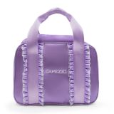 Capezio Eloise Ruffle Dance Bag on suloinen ja käytännöllinen tanssilaukku pienille ballerinoille. Röyhelöyksityiskohta, säädettävä olkahihna ja tilava sisus tekevät laukusta täydellisen kumppanin balettitunneille ja harrastuksiin.