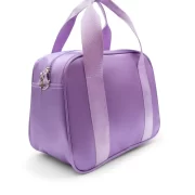 Capezio Eloise Ruffle Dance Bag on suloinen ja käytännöllinen tanssilaukku pienille ballerinoille. Röyhelöyksityiskohta, säädettävä olkahihna ja tilava sisus tekevät laukusta täydellisen kumppanin balettitunneille ja harrastuksiin.