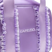 Capezio Eloise Ruffle Dance Bag on suloinen ja käytännöllinen tanssilaukku pienille ballerinoille. Röyhelöyksityiskohta, säädettävä olkahihna ja tilava sisus tekevät laukusta täydellisen kumppanin balettitunneille ja harrastuksiin.