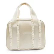 Capezio Eloise Ruffle Dance Bag on suloinen ja käytännöllinen tanssilaukku pienille ballerinoille. Röyhelöyksityiskohta, säädettävä olkahihna ja tilava sisus tekevät laukusta täydellisen kumppanin balettitunneille ja harrastuksiin.