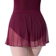 Capezio Essentials Pull-On -balettihame kevyt sifonkihame viimeistelee balettiasun. Helppo päälle puettava ja kaunis kietaisuhametta muistuttava leikkaus.