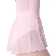 Capezio Essentials Pull-On -balettihame kevyt sifonkihame viimeistelee balettiasun. Helppo päälle puettava ja kaunis kietaisuhametta muistuttava leikkaus.